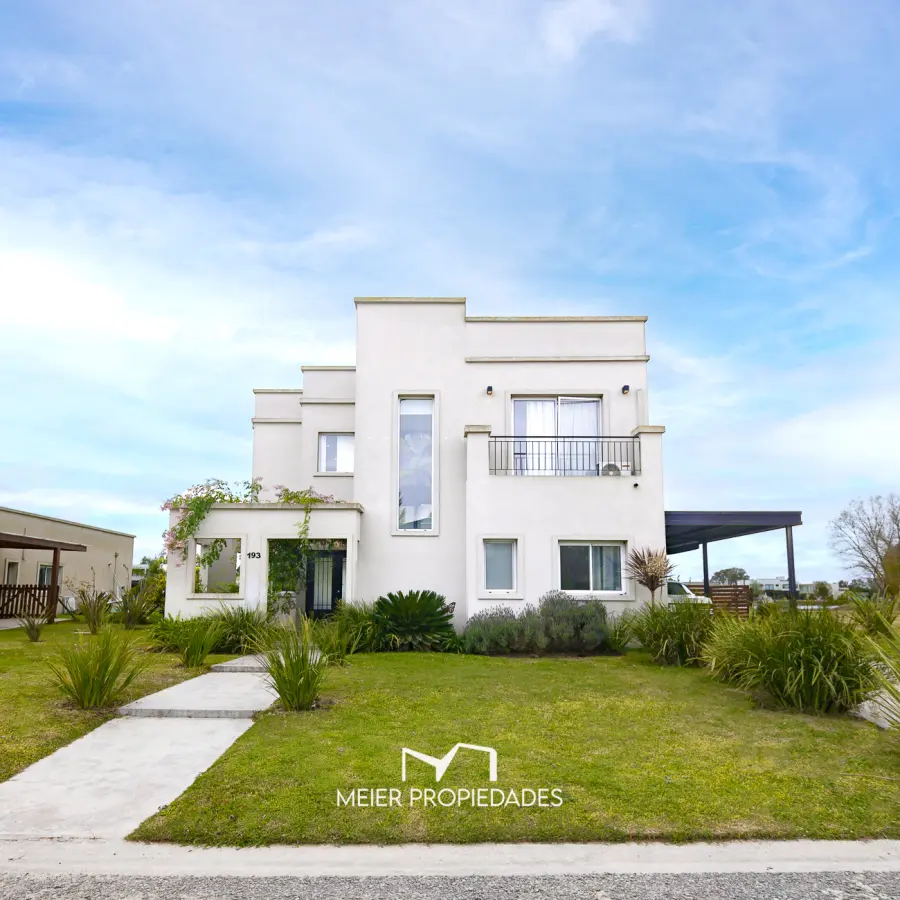 Exclusiva Residencia con Fondo a la Laguna y Muelle en Lagos de San Eliseo Lote: 193 - Imagen 1