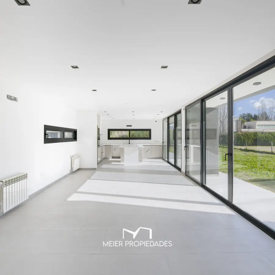 Exclusiva Residencia de Diseño en "El Rebenque Country Club" | Doble Altura - Galería con Parrilla - Imagen 2