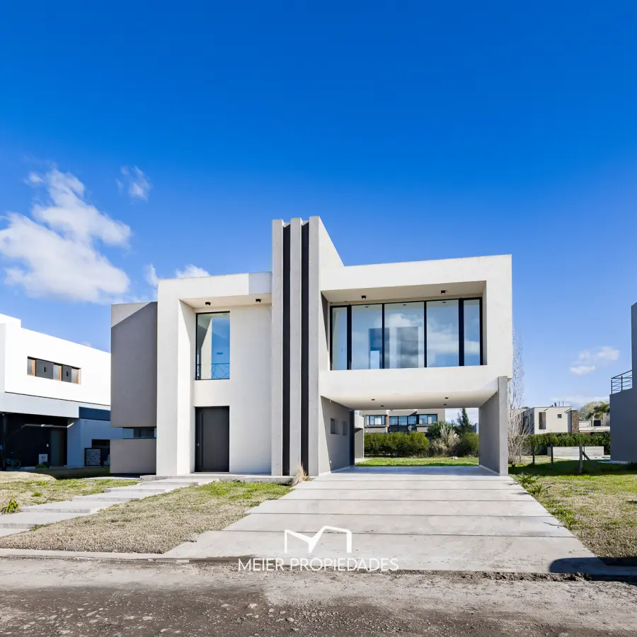 Exclusiva Residencia de Diseño en "El Rebenque Country Club" | Doble Altura - Galería con Parrilla - Imagen 1