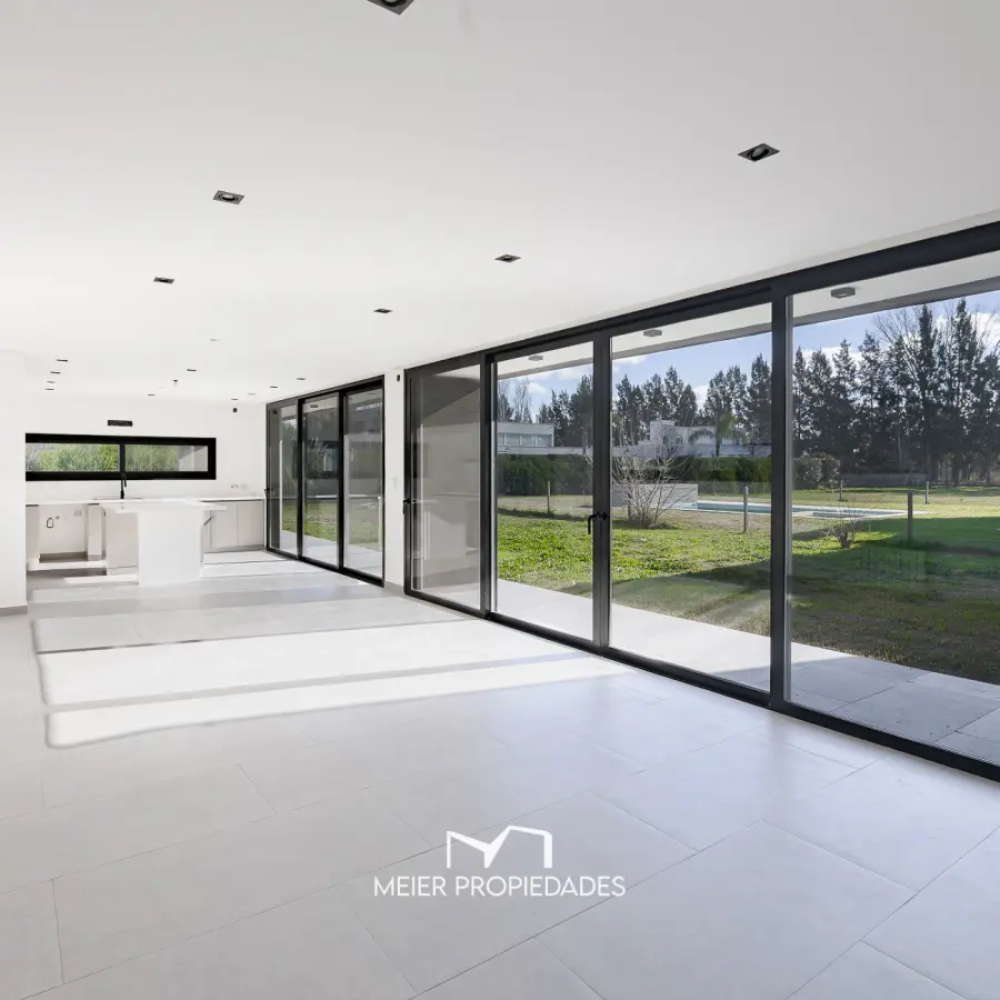 Exclusiva Residencia de Diseño en "El Rebenque Country Club" | Doble Altura - Galería con Parrilla - Imagen 3