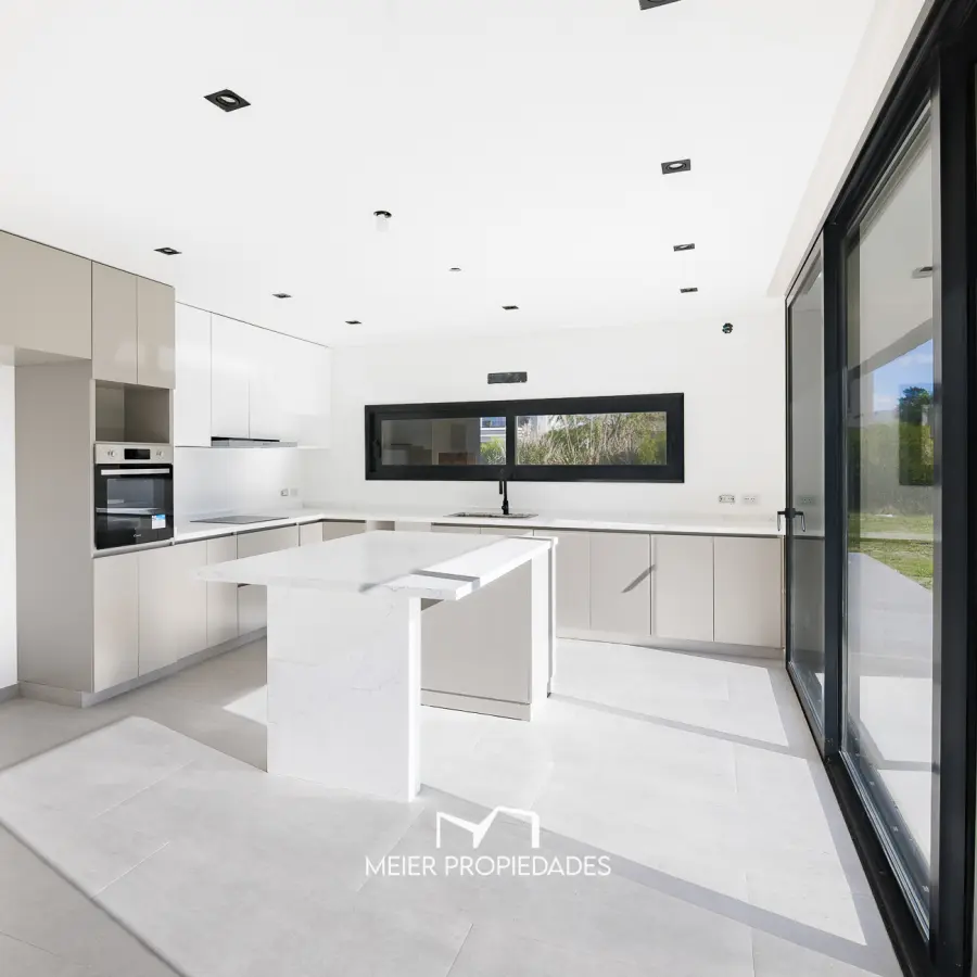 Exclusiva Residencia de Diseño en "El Rebenque Country Club" | Doble Altura - Galería con Parrilla - Imagen 4