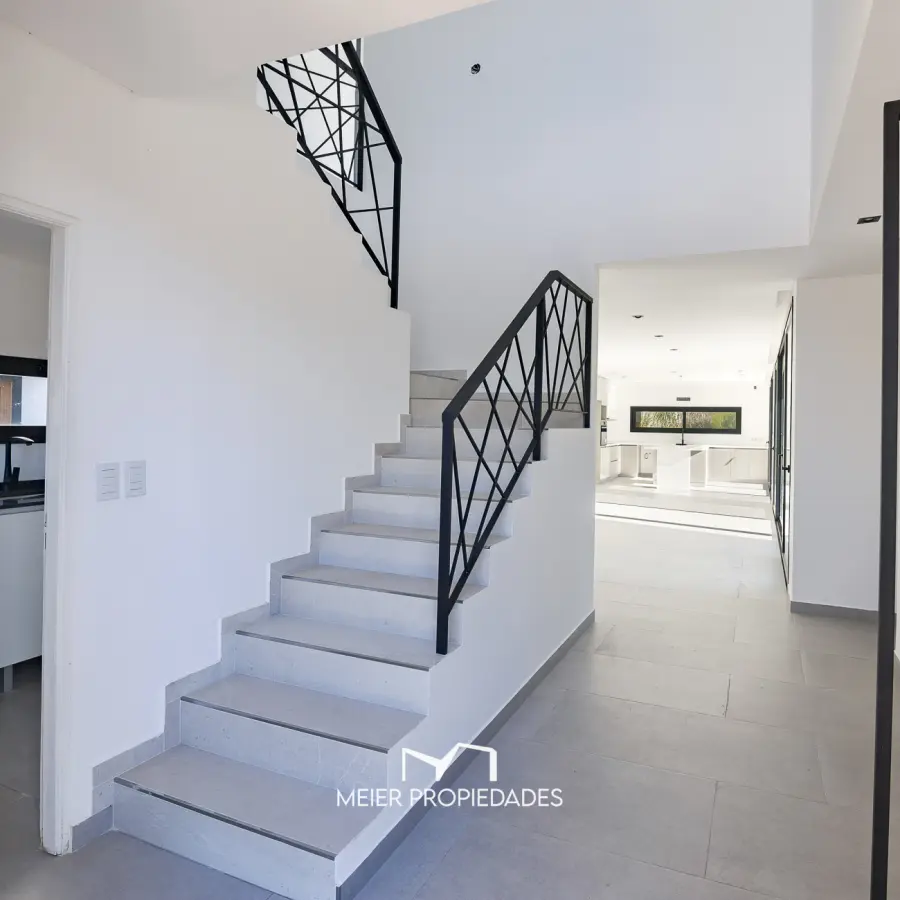 Exclusiva Residencia de Diseño en "El Rebenque Country Club" | Doble Altura - Galería con Parrilla - Imagen 6