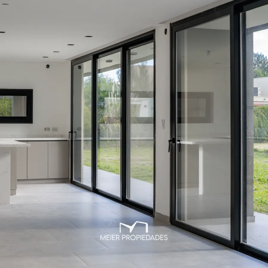 Exclusiva Residencia de Diseño en "El Rebenque Country Club" | Doble Altura - Galería con Parrilla - Imagen 9