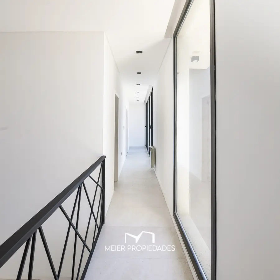 Exclusiva Residencia de Diseño en "El Rebenque Country Club" | Doble Altura - Galería con Parrilla - Imagen 11