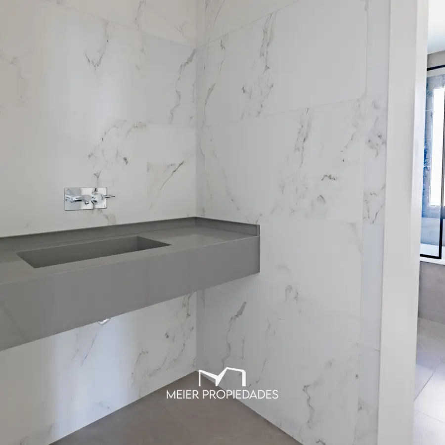 Exclusiva Residencia de Diseño en "El Rebenque Country Club" | Doble Altura - Galería con Parrilla - Imagen 12