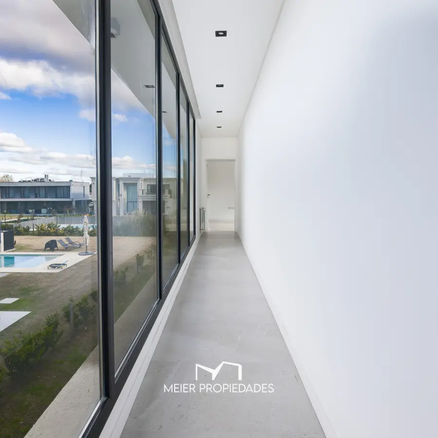 Exclusiva Residencia de Diseño en "El Rebenque Country Club" | Doble Altura - Galería con Parrilla - Imagen 21