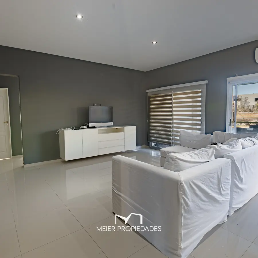 Exclusiva Residencia de Categoría con Master Suite de Lujo y Pileta en "Lagos de Canning" - Imagen 2