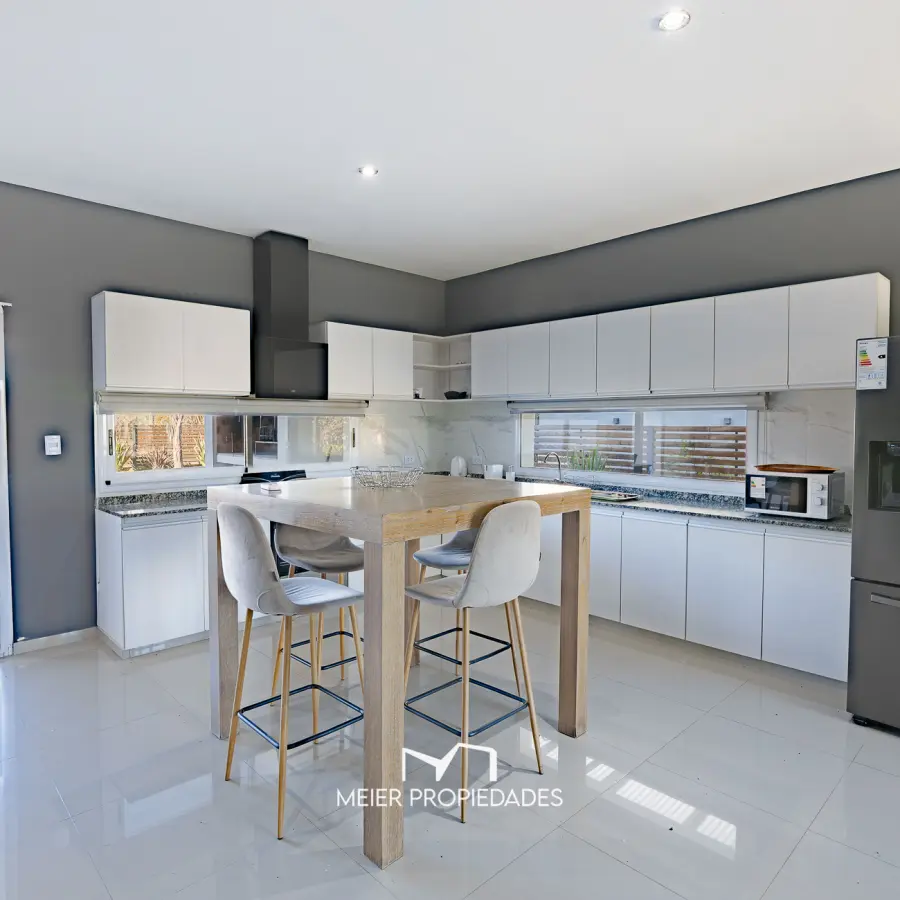 Exclusiva Residencia de Categoría con Master Suite de Lujo y Pileta en "Lagos de Canning" - Imagen 3