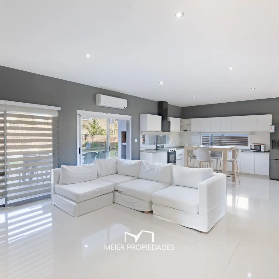 Exclusiva Residencia de Categoría con Master Suite de Lujo y Pileta en "Lagos de Canning" - Imagen 5