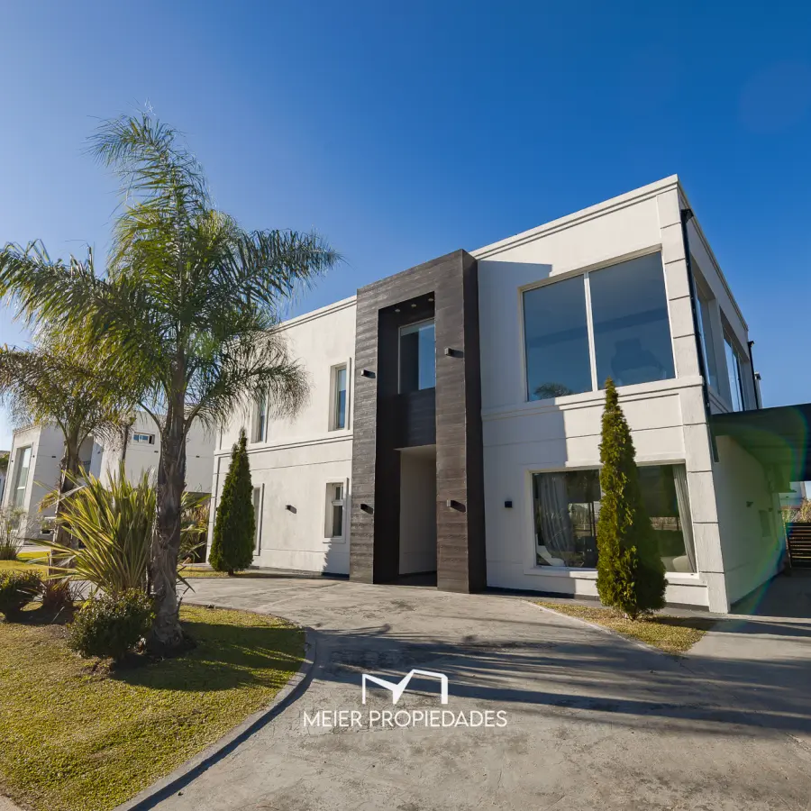 Exclusiva Residencia de Categoría con Master Suite de Lujo y Pileta en "Lagos de Canning" - Imagen 1