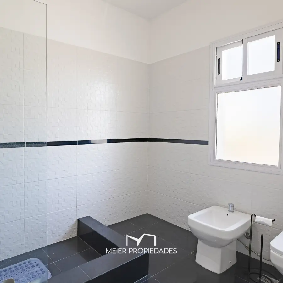 Exclusiva Residencia de Categoría con Master Suite de Lujo y Pileta en "Lagos de Canning" - Imagen 7