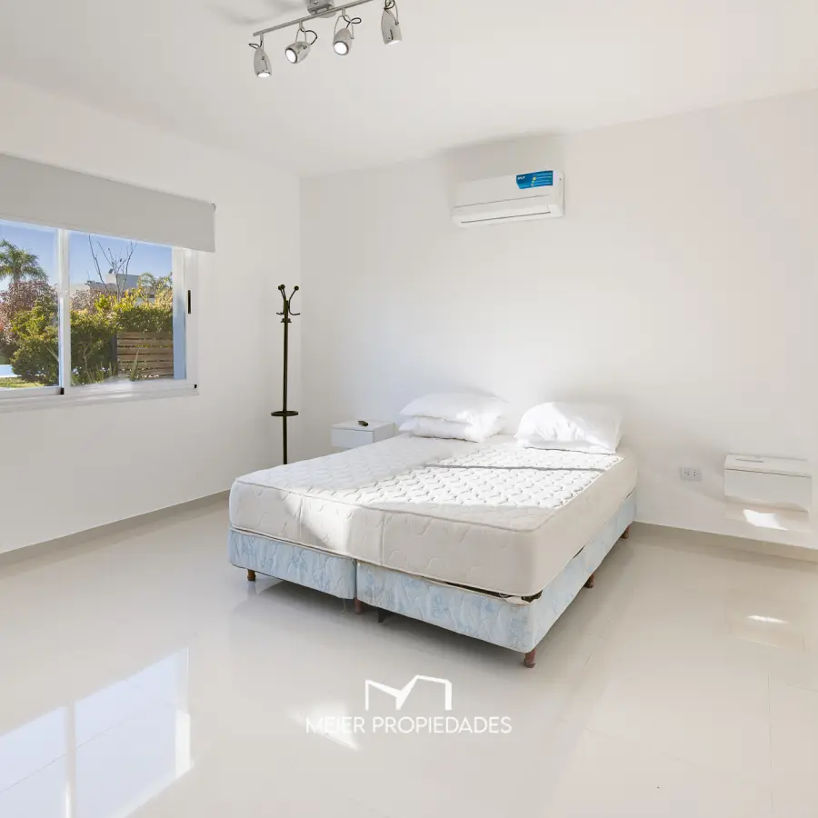 Exclusiva Residencia de Categoría con Master Suite de Lujo y Pileta en "Lagos de Canning" - Imagen 10