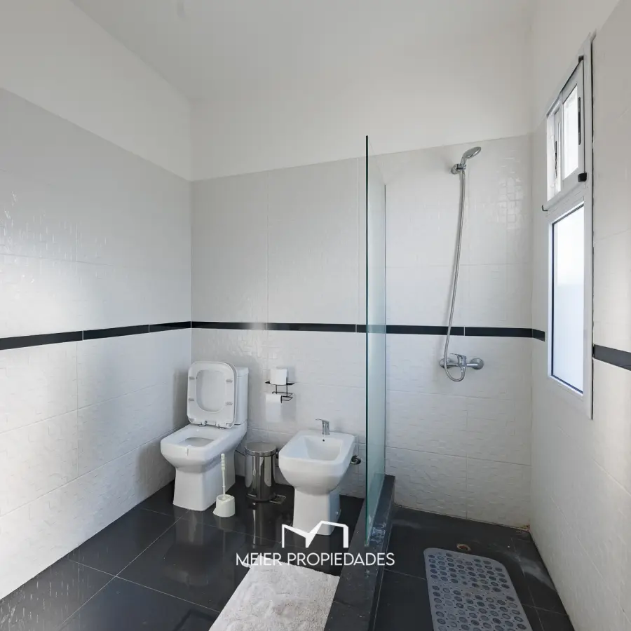 Exclusiva Residencia de Categoría con Master Suite de Lujo y Pileta en "Lagos de Canning" - Imagen 11