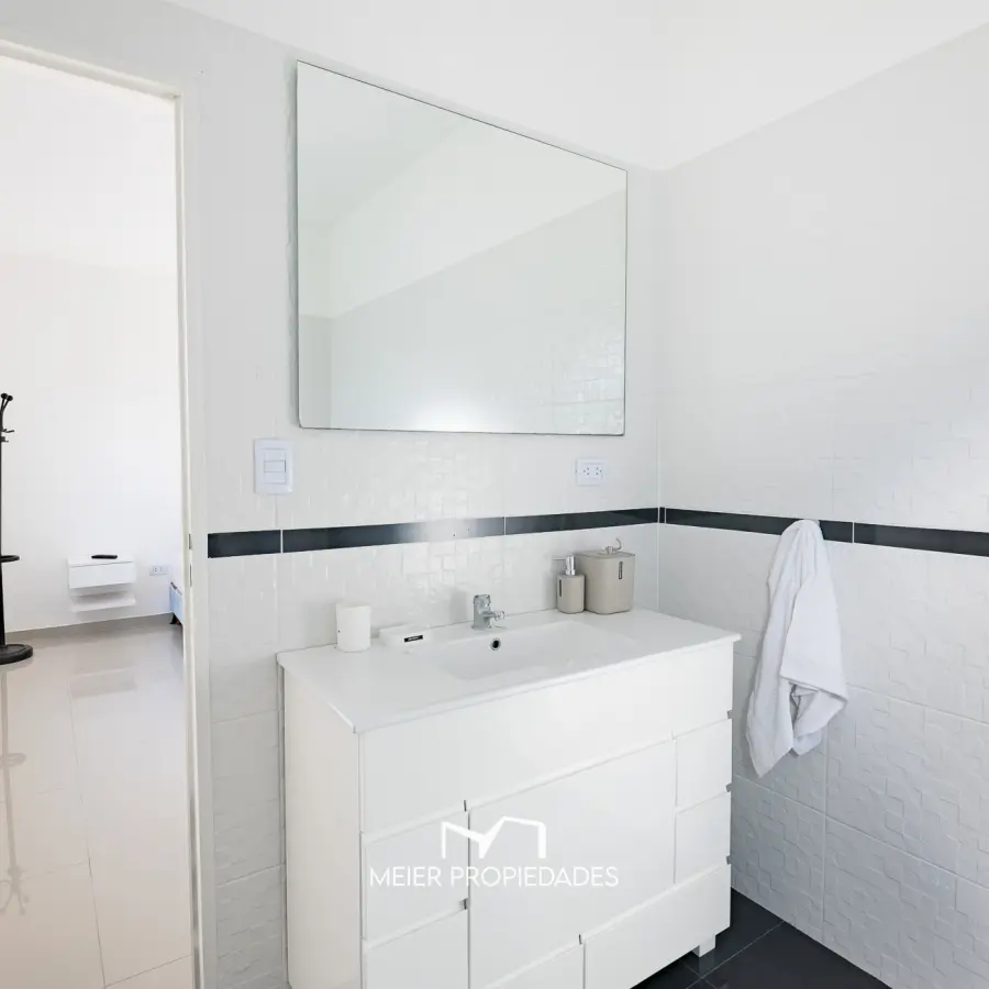 Exclusiva Residencia de Categoría con Master Suite de Lujo y Pileta en "Lagos de Canning" - Imagen 12