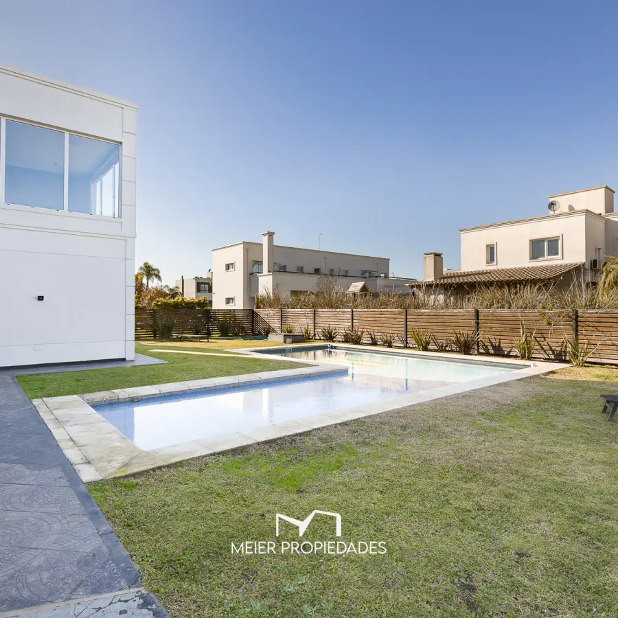 Exclusiva Residencia de Categoría con Master Suite de Lujo y Pileta en "Lagos de Canning" - Imagen 14
