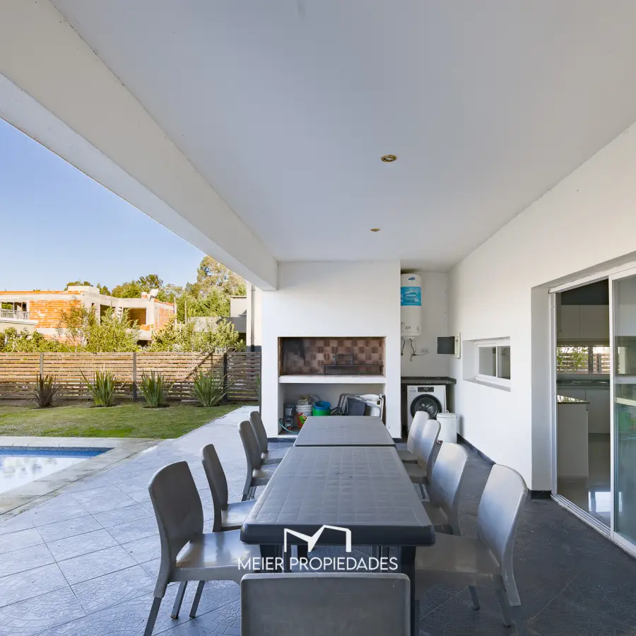 Exclusiva Residencia de Categoría con Master Suite de Lujo y Pileta en "Lagos de Canning" - Imagen 13