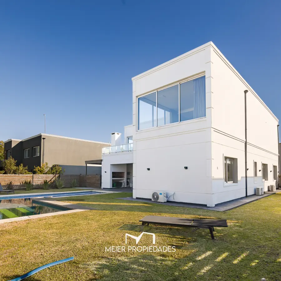 Exclusiva Residencia de Categoría con Master Suite de Lujo y Pileta en "Lagos de Canning" - Imagen 15