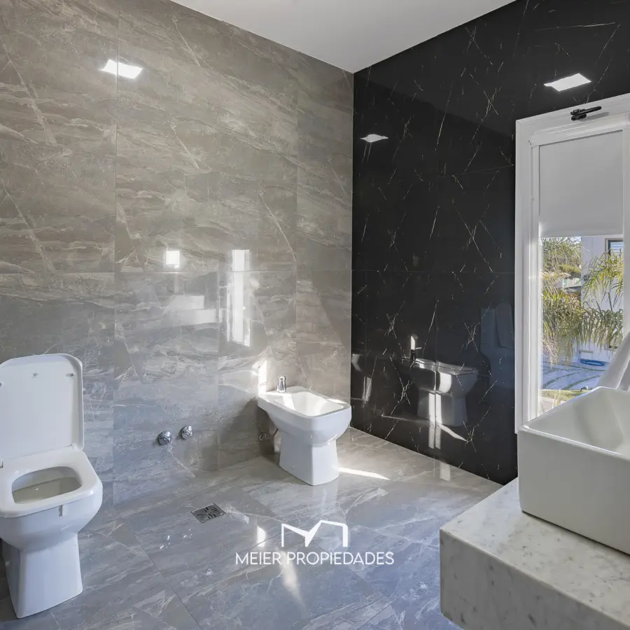 Exclusiva Residencia de Categoría con Master Suite de Lujo y Pileta en "Lagos de Canning" - Imagen 22