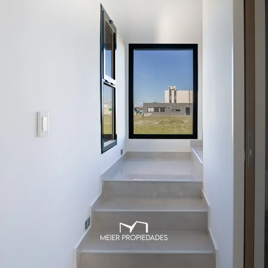 Moderna Residencia a Estrenar con Piscina y Master Suite en "El Rebenque" Canning - Imagen 11
