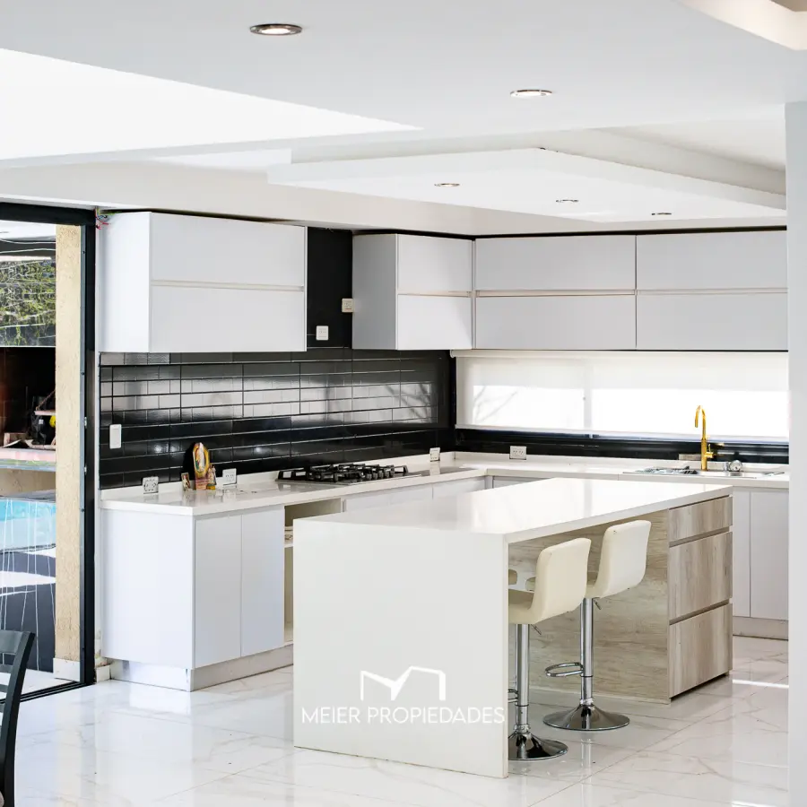 Gran Residencia de 7 ambientes 330 m² con Pileta y Galería en Lagos de San Eliseo - Imagen 6