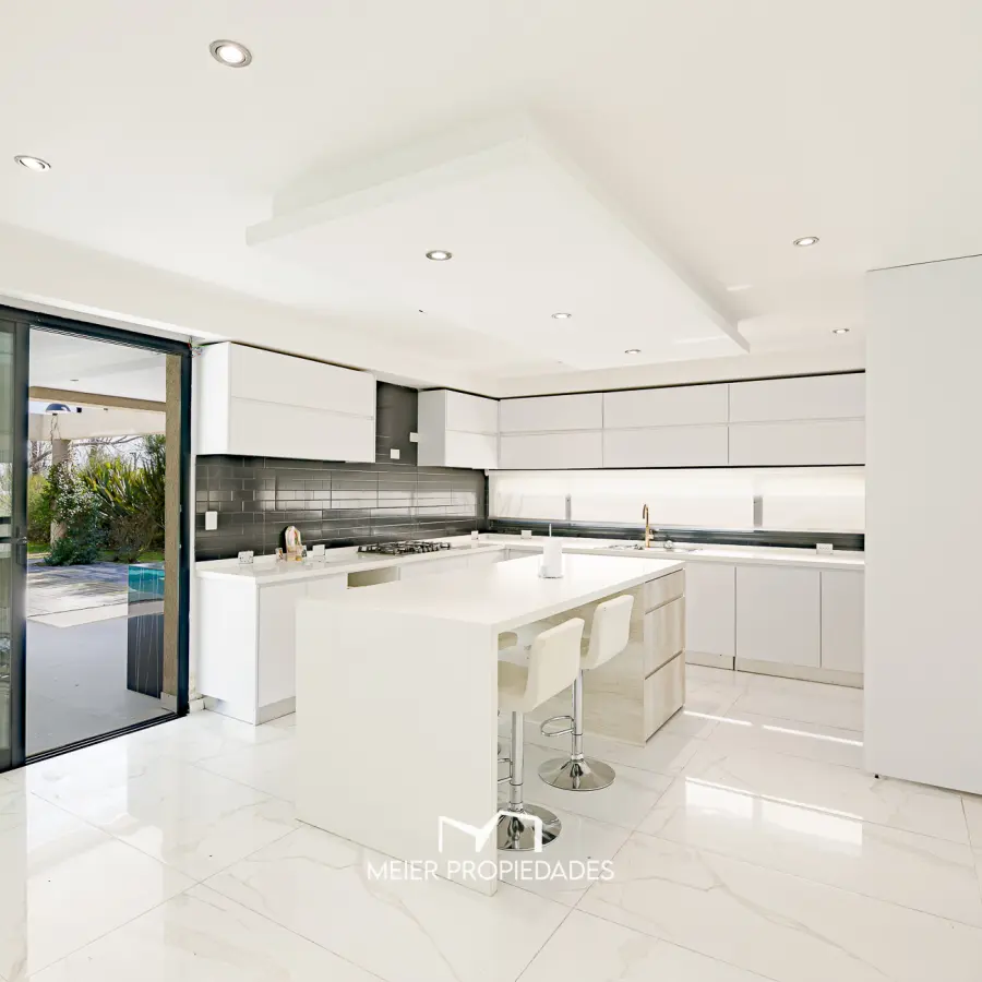 Gran Residencia de 7 ambientes 330 m² con Pileta y Galería en Lagos de San Eliseo - Imagen 10