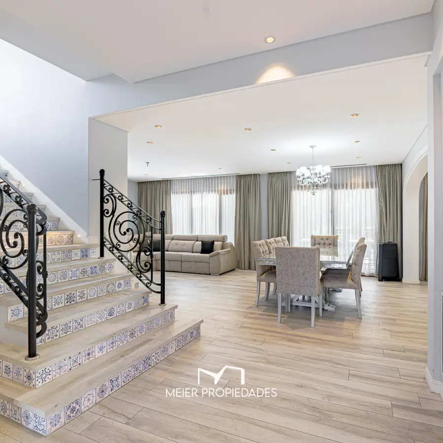 Imponente casa de 440 m² en 3 niveles, 5 Habitaciones en suite y piscina climatizada en Terralagos. - Imagen 5