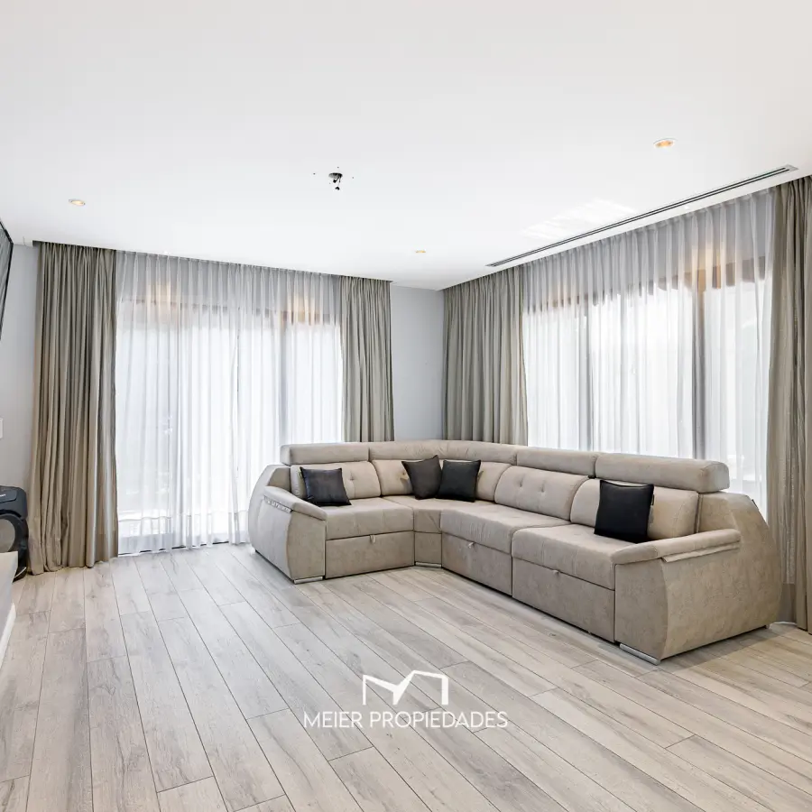 Imponente casa de 440 m² en 3 niveles, 5 Habitaciones en suite y piscina climatizada en Terralagos. - Imagen 7