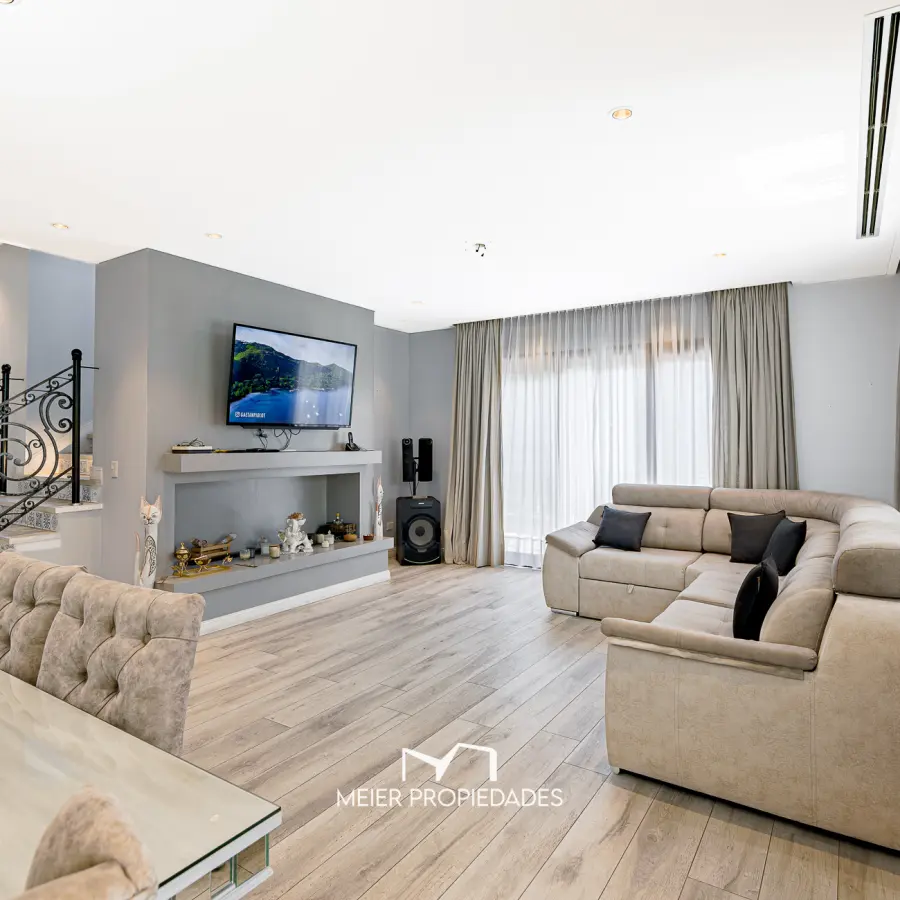 Imponente casa de 440 m² en 3 niveles, 5 Habitaciones en suite y piscina climatizada en Terralagos. - Imagen 8