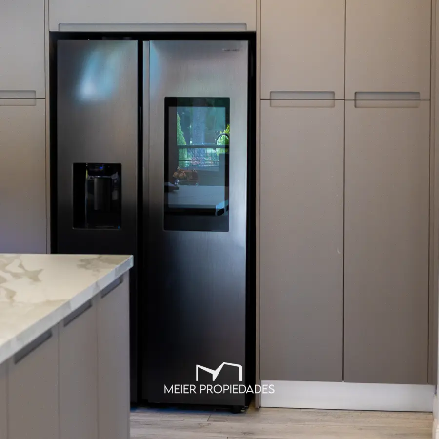 Imponente casa de 440 m² en 3 niveles, 5 Habitaciones en suite y piscina climatizada en Terralagos. - Imagen 9