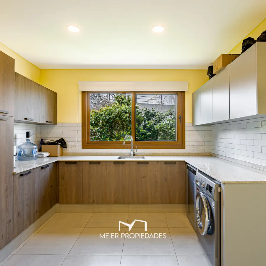 Imponente casa de 440 m² en 3 niveles, 5 Habitaciones en suite y piscina climatizada en Terralagos. - Imagen 12