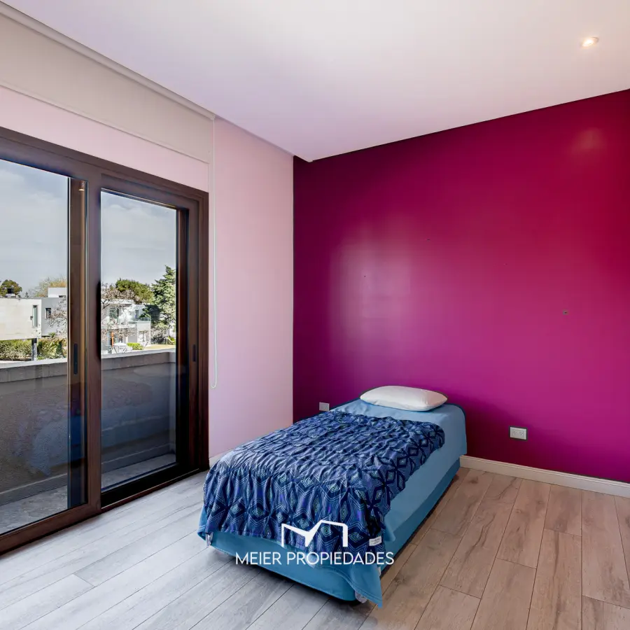 Imponente casa de 440 m² en 3 niveles, 5 Habitaciones en suite y piscina climatizada en Terralagos. - Imagen 14