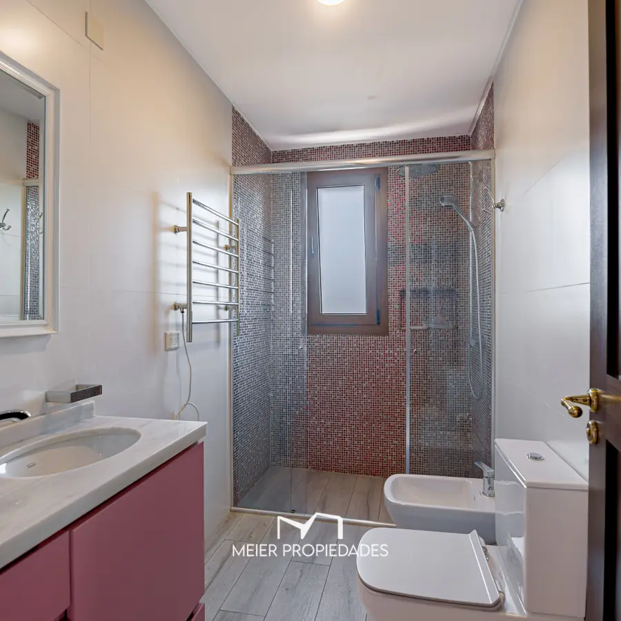 Imponente casa de 440 m² en 3 niveles, 5 Habitaciones en suite y piscina climatizada en Terralagos. - Imagen 13