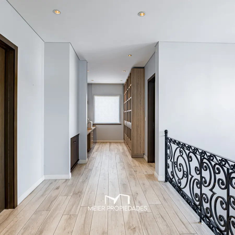 Imponente casa de 440 m² en 3 niveles, 5 Habitaciones en suite y piscina climatizada en Terralagos. - Imagen 15