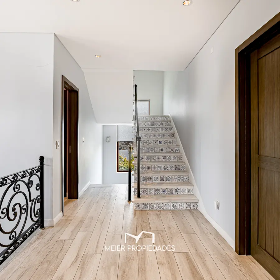 Imponente casa de 440 m² en 3 niveles, 5 Habitaciones en suite y piscina climatizada en Terralagos. - Imagen 17