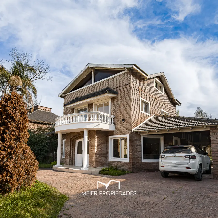 Casa de estilo clásico con 4 dormitorios, quincho, pileta y playroo en El Rocío Canning. - Imagen 1
