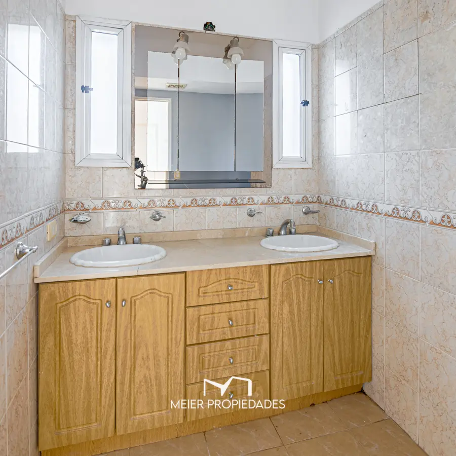 Casa de estilo clásico con 4 dormitorios, quincho, pileta y playroo en El Rocío Canning. - Imagen 7