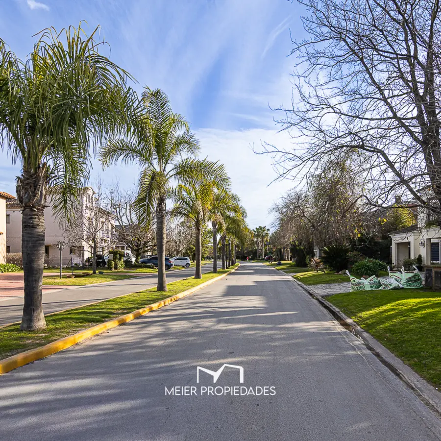 Casa de estilo clásico con 4 dormitorios, quincho, pileta y playroo en El Rocío Canning. - Imagen 11