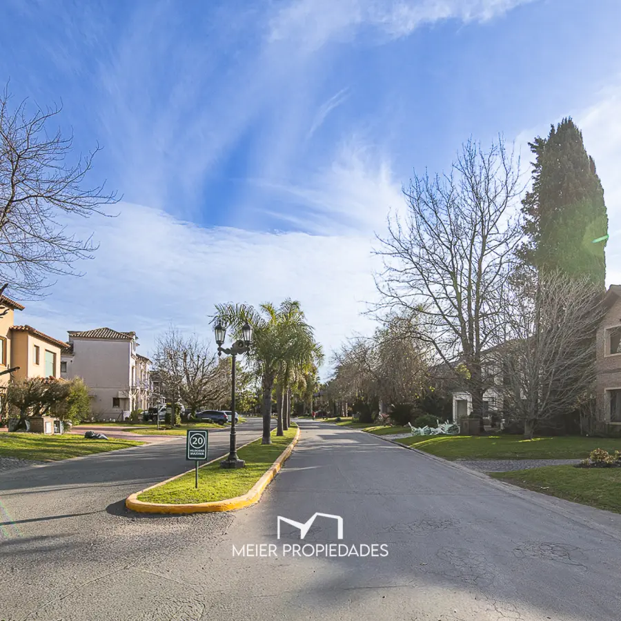 Casa de estilo clásico con 4 dormitorios, quincho, pileta y playroo en El Rocío Canning. - Imagen 10