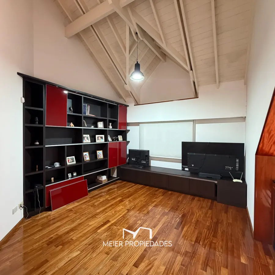 Casa de categoría de 475 m² con gran parque, pileta climatizada y quincho independiente – Ramos Mejía - Imagen 16