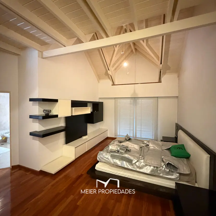 Casa de categoría de 475 m² con gran parque, pileta climatizada y quincho independiente – Ramos Mejía - Imagen 17