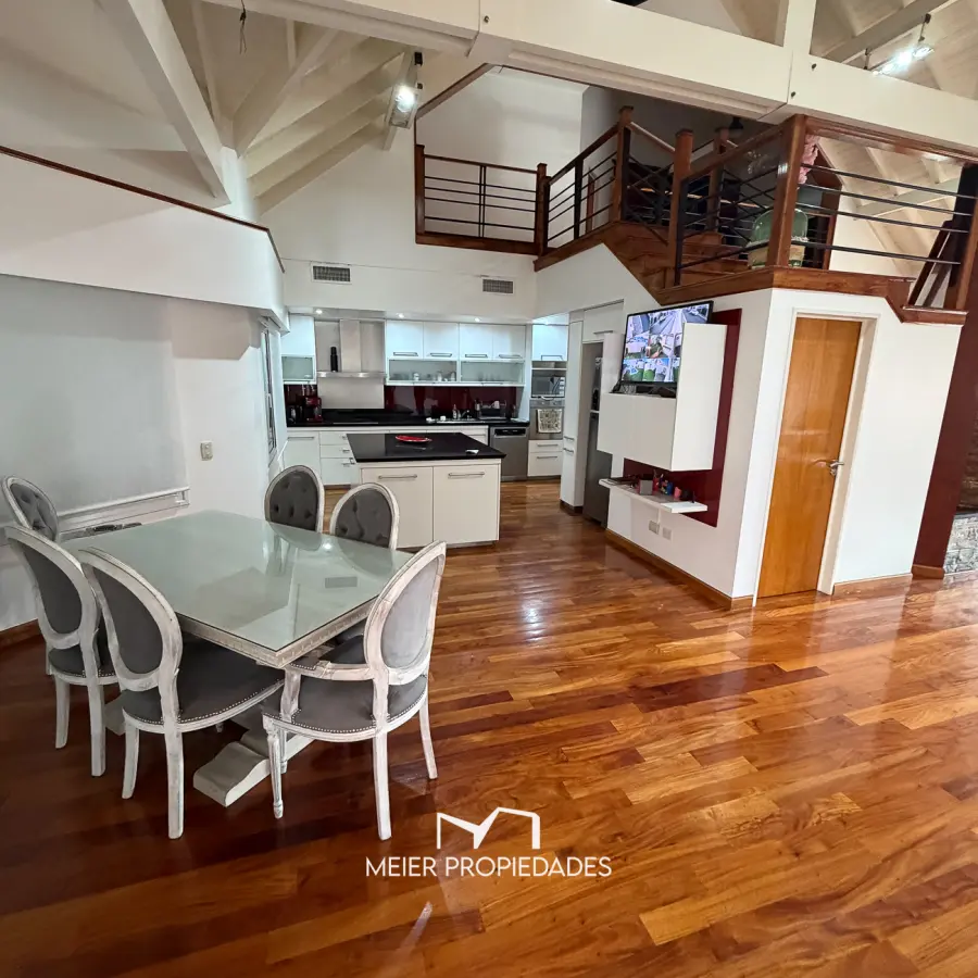 Casa de categoría de 475 m² con gran parque, pileta climatizada y quincho independiente – Ramos Mejía - Imagen 3