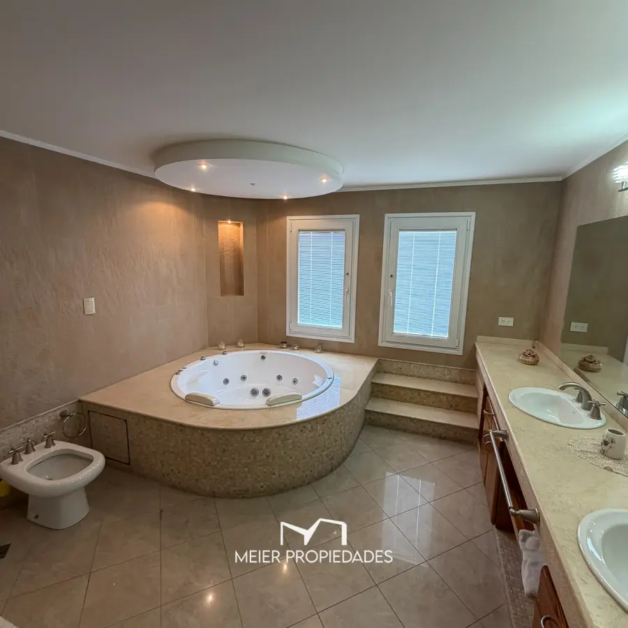 Casa de categoría de 475 m² con gran parque, pileta climatizada y quincho independiente – Ramos Mejía - Imagen 2