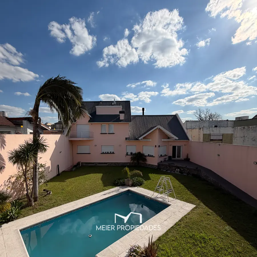 Casa de categoría de 475 m² con gran parque, pileta climatizada y quincho independiente – Ramos Mejía - Imagen 6