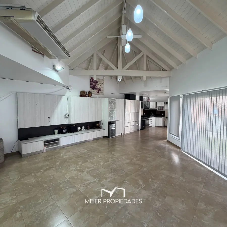 Casa de categoría de 475 m² con gran parque, pileta climatizada y quincho independiente – Ramos Mejía - Imagen 8