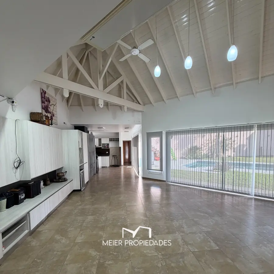 Casa de categoría de 475 m² con gran parque, pileta climatizada y quincho independiente – Ramos Mejía - Imagen 9